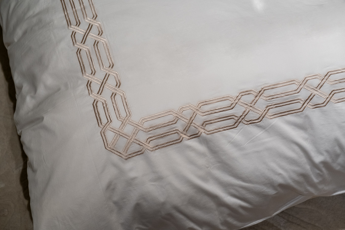 Комплект постельного белья «Паллада» с вышивкой семейный 145х210см золотой 9