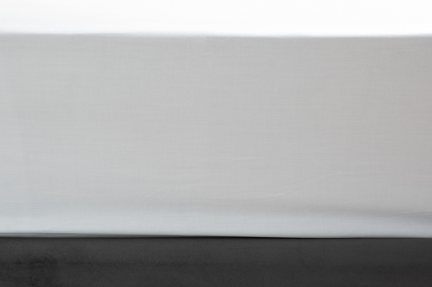 Простыня сатиновая на резинке 160х200х30см белая 3