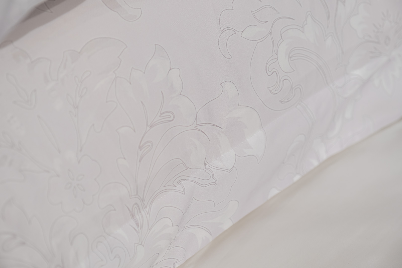 Комплект постельного белья «Лоренцо» белый 220х200см с наволочками 50х70см 8