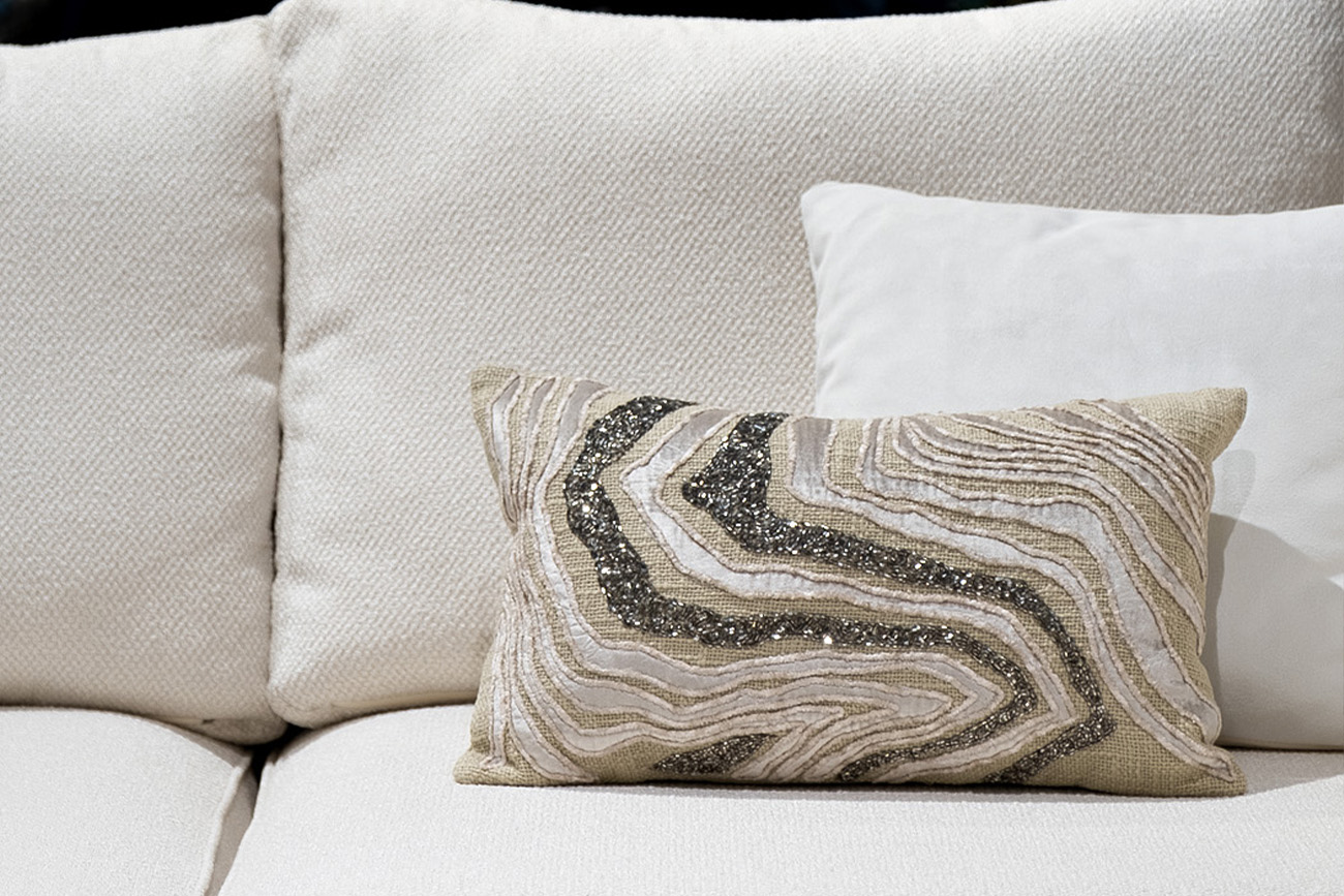 Подушка декоративная с бисером «Мрамор» бежевая 2