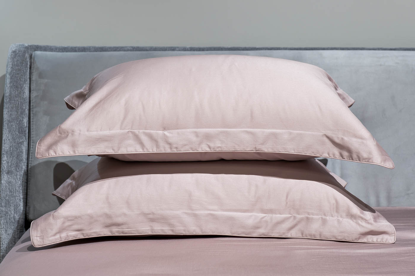 Простыня сатиновая 240х250см пудреная роза 2