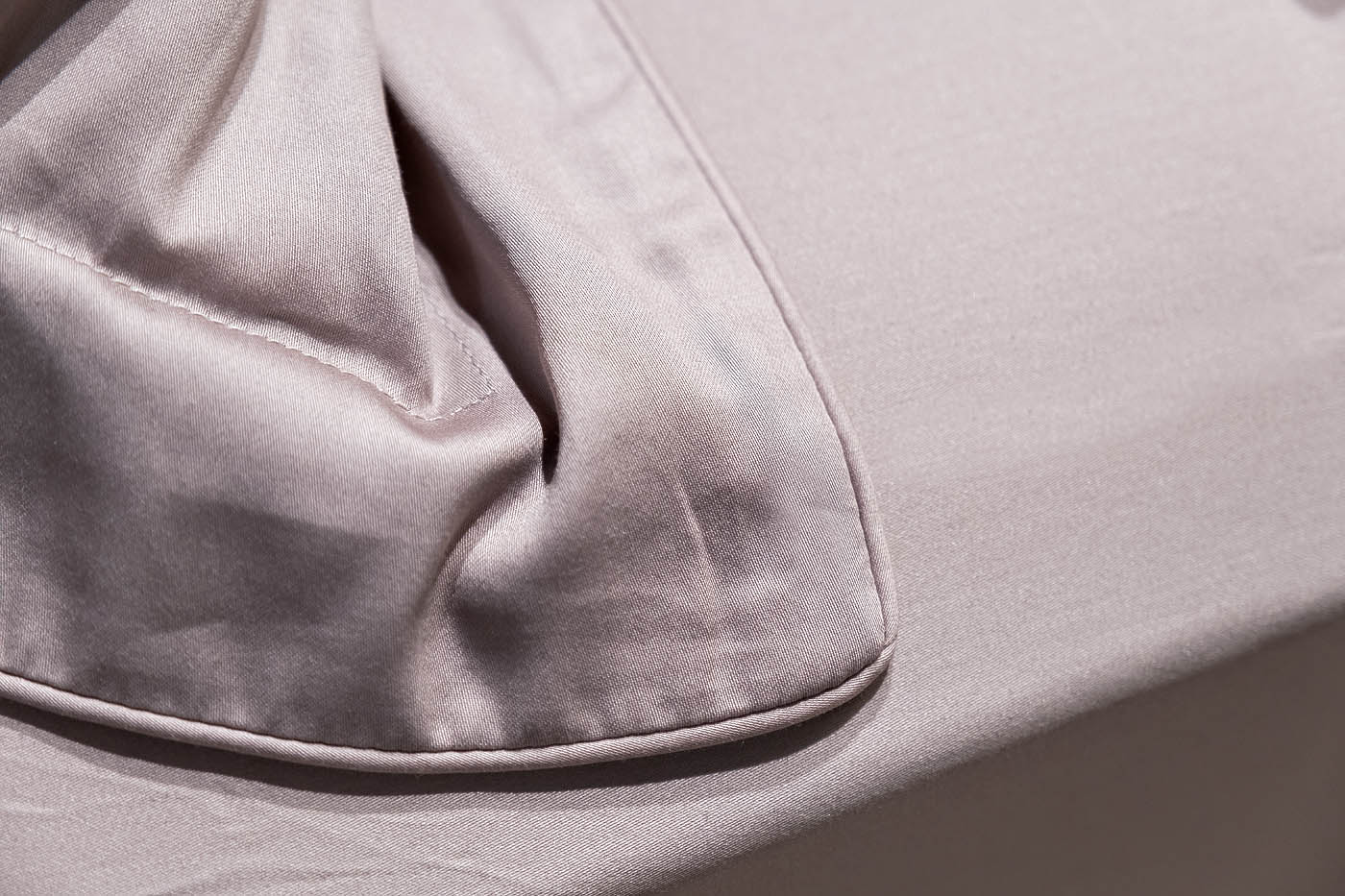 Простыня сатиновая 240х250см пудреная роза 4
