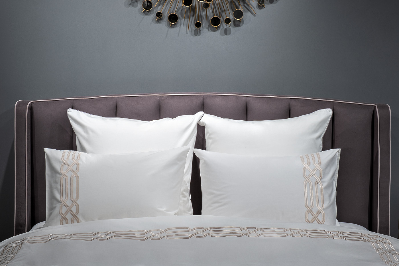 Комплект постельного белья «Паллада» с вышивкой семейный 145х210см золотой 3