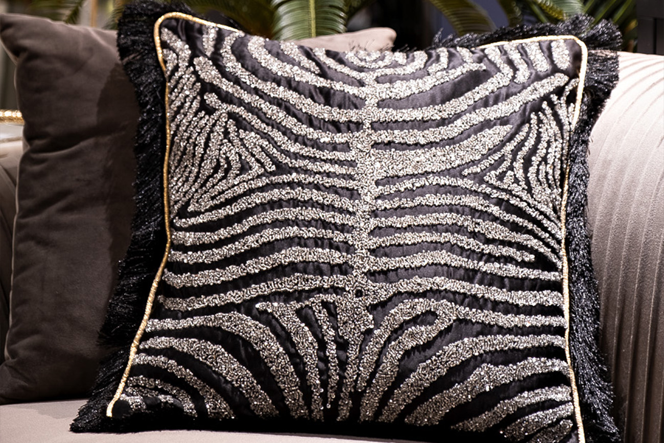 Подушка декоративная с бисером «Зебра» черная 2