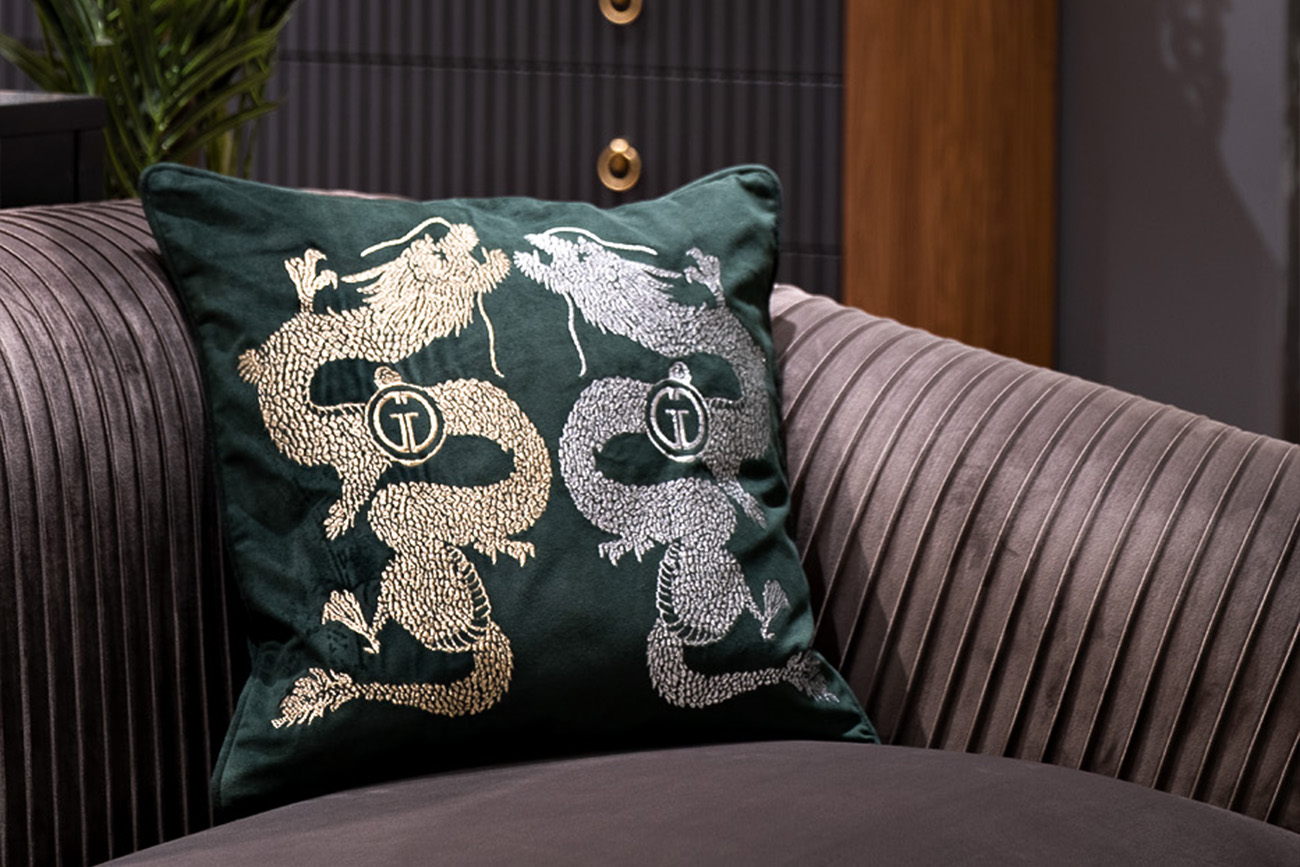 Подушка декоративная с вышивкой «Пара драконов» зеленая 2