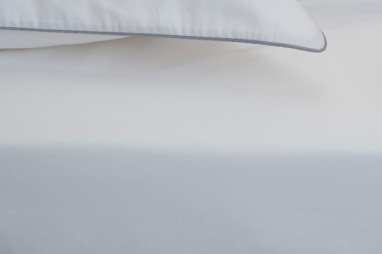 Простыня сатиновая на резинке 160х200х30см белая 3