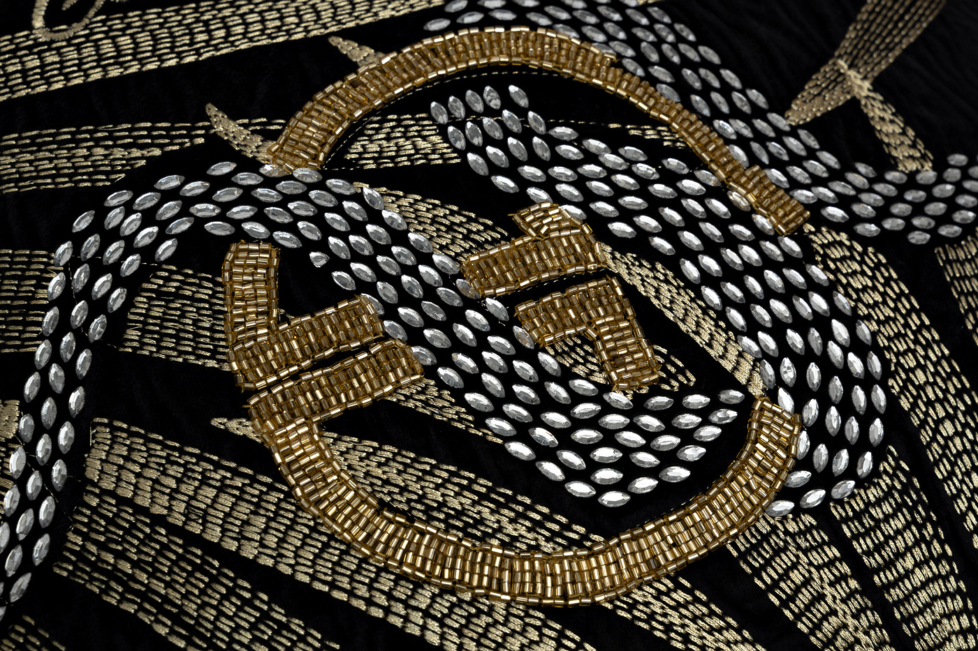 Подушка декоративная с бисером, стеклярусом и вышивкой «Тропики» черная 2