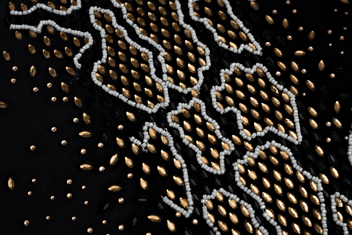 Подушка декоративная со стразами «Питон» черная 2