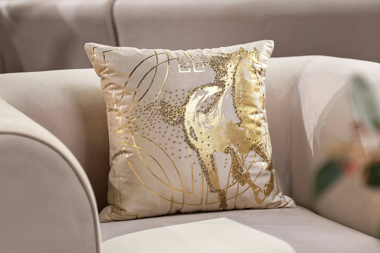 Подушка декоративная с бисером, стеклярусом и вышивкой «Голден Спирит» бежевая 2