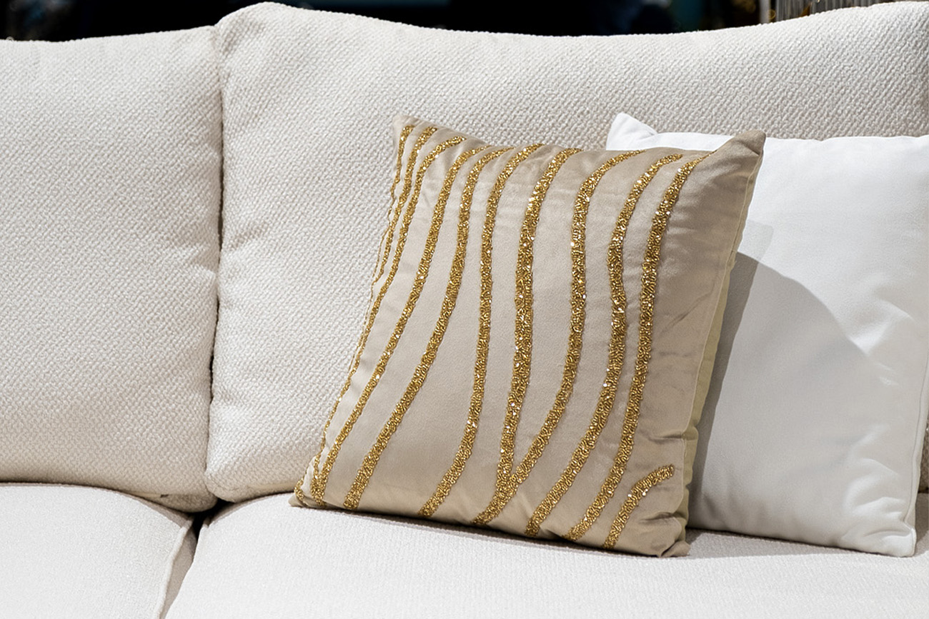 Подушка декоративная с бисером «Волна» бежевая 2