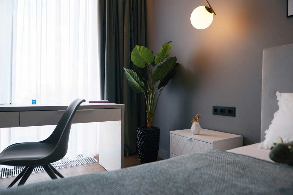 Серый цвет в спальне фото 3