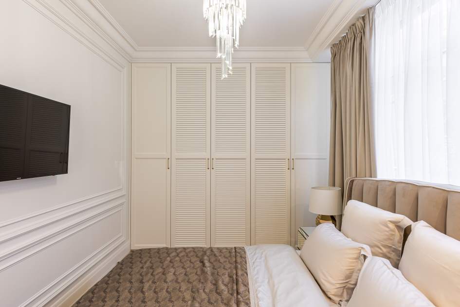 Шкаф в интерьере спальни фото 1