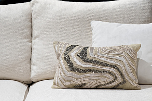 Подушка декоративная с бисером «Мрамор» бежевая 2 (превью)