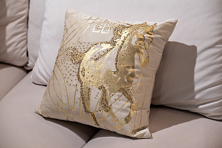 Подушка декоративная с бисером, стеклярусом и вышивкой «Голден Спирит» бежевая 3 (превью)