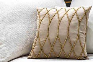 Подушка декоративная с бисером «Силуэт» бежевая 2 (превью)